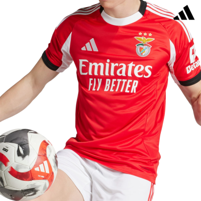 Camisola de futebol vermelha e branca Benfica com patrocinador Emirates e bola Adidas