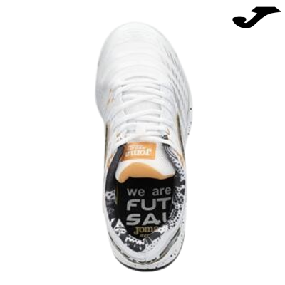 Ténis de futsal branco Joma com detalhes pretos e dourados e texto interior we are FUTSAL joma