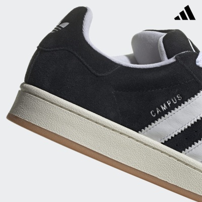 Ténis Adidas Campus preto com riscas brancas e sola branca com base castanha
