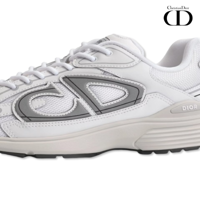 Tênis desportivo branco Christian Dior com letras CD cinza nas laterais e sola bege.
