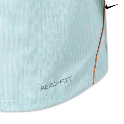 Tecido azul claro com textura fina e linha laranja, texto AERO-FIT e logo Nike