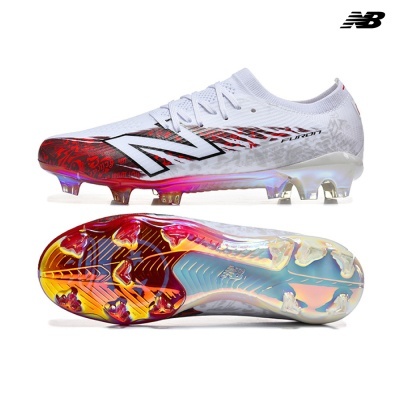 Chuteiras New Balance Furon brancas e vermelhas, sola iridescente com cravos