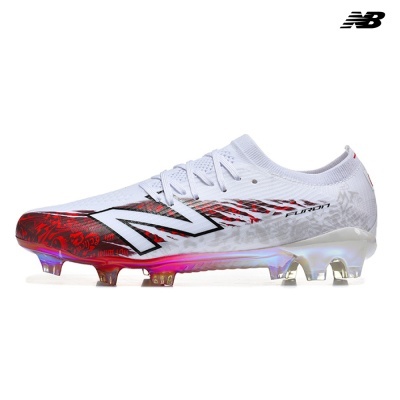Sapatilha de futebol New Balance branca com detalhes vermelhos e sola cravada