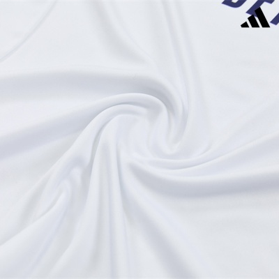 Tecido branco com logótipo Adidas preto e azul
