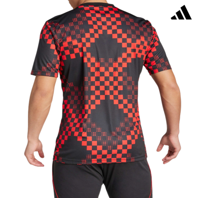 T-shirt preta com padrão xadrez vermelho e logo Adidas