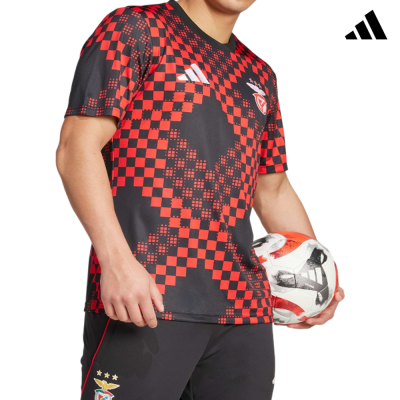 Camisola desportiva quadriculada preta e vermelha com logótipos Adidas e brasão, calças pretas com brasão, bola de futebol