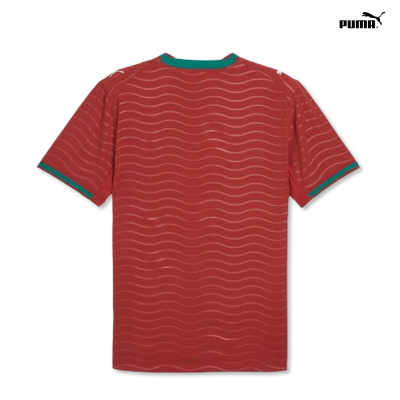 T-shirt vermelha com padrão de ondas, gola e punhos verdes, marca PUMA