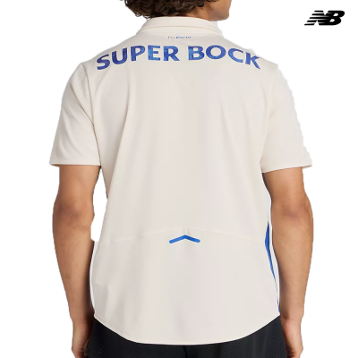 T-shirt polo branca com texto SUPER BOCK azul nas costas