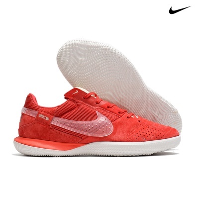 Ténis desportivos vermelhos Nike com sola branca e logótipo visível