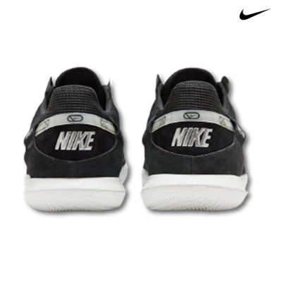 Sapatilhas Nike pretas com sola branca vista de trás