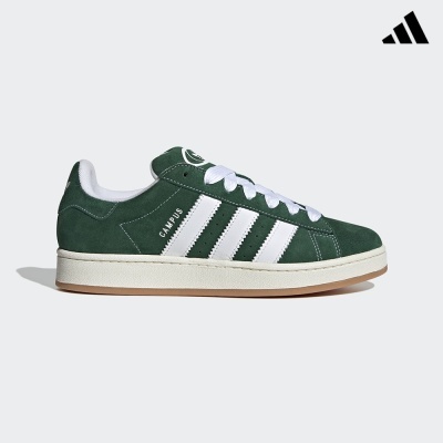 Tênis Adidas Campus verde com riscas brancas e sola branca.