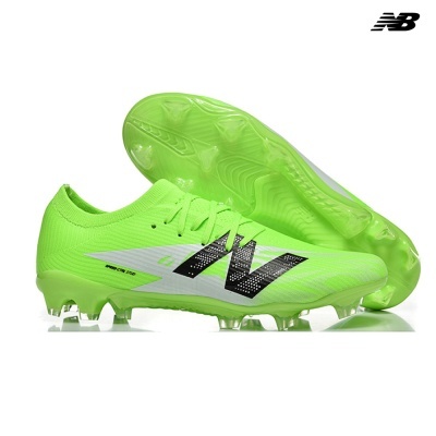 Chuteiras de futebol verdes fluorescentes New Balance com sola de cravos.