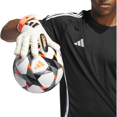 Homem com luvas de guarda-redes a segurar bola de futebol Adidas