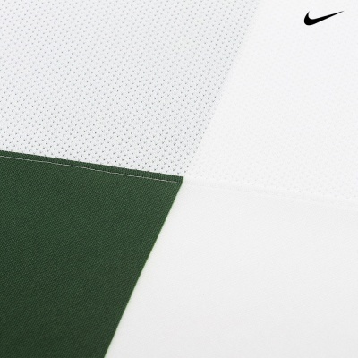 Tecido desportivo verde escuro e branco com padrão de blocos e logótipo Nike