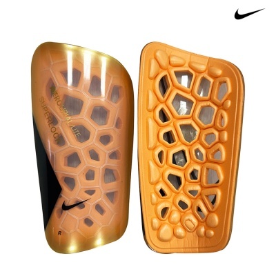 Par de caneleiras Nike laranja com padrão geométrico e logo preto em fundo branco