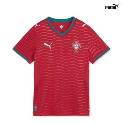T-shirt desportiva vermelha com gola verde e logo PUMA e emblema de Portugal