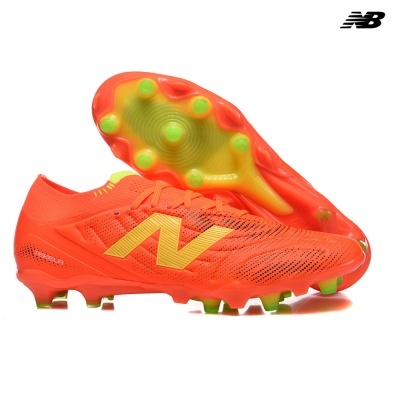 Chuteiras de futebol New Balance laranja e amarelo com sola com tacões em amarelo e verde