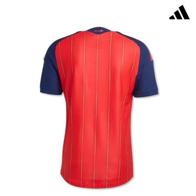 T-shirt desportiva vermelha e azul com riscas finas e logótipo Adidas