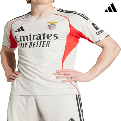 Camisola de futebol branca com detalhes vermelhos e pretos com logos de Benfica e Adidas