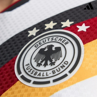 Emblema da seleção da Alemanha numa camisola com quatro estrelas e cores preto, vermelho e amarelo