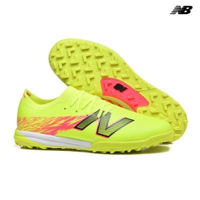 Chuteiras de futebol amarelo fluorescente New Balance com detalhes rosa e preto