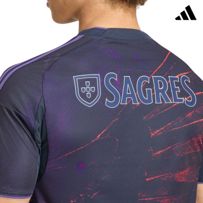 T-shirt desportiva preta com logotipo SAGRES branca nas costas