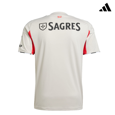 T-shirt desportiva branca com detalhes vermelhos e texto SAGRES nas costas