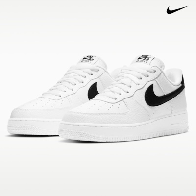 Sapatilhas Nike Air Force 1 brancas com logo preta em fundo branco.
