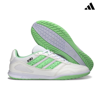 Ténis brancos com detalhes verdes e sola antiderrapante