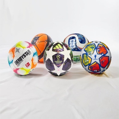Cinco bolas de futebol coloridas com vários padrões e textos visíveis.