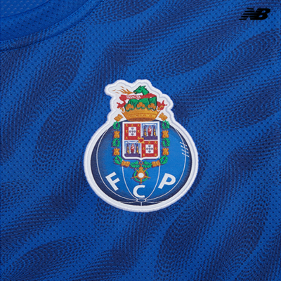 Tecido azul com insígnia do clube FCP e logo NB em preto
