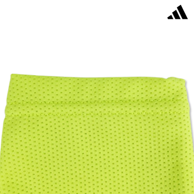 Peça de roupa desportiva amarela fluorescente com textura e logótipo Adidas