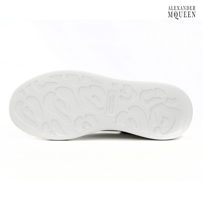 Sola branca de sapato com padrões em relevo e logo Alexander McQueen