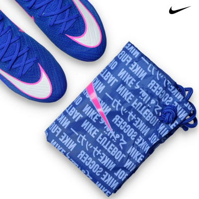 Chuteiras azuis e saco azul Nike para chuteiras com gráficos brancos