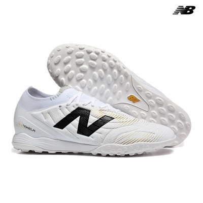 Sapatilhas desportivas brancas com detalhes amarelos e pretos, sola texturada, logótipo N preto.