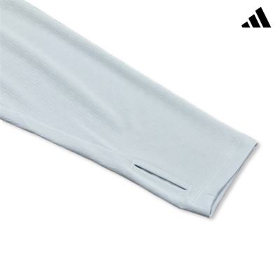 Manga azul claro com abertura para polegar e logo Adidas