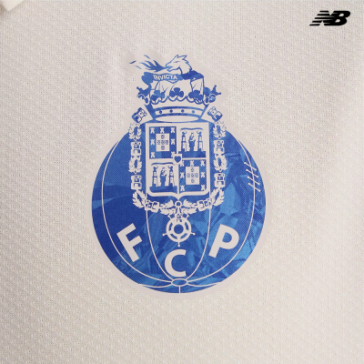 Emblema azul do Futebol Clube do Porto em tecido branco com logótipo da New Balance preto
