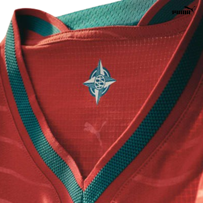 Gola de camisola desportiva vermelha com bordas verde escuro e símbolo no interior