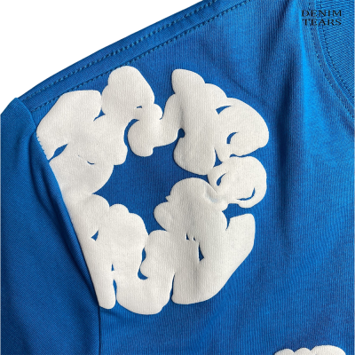 T-shirt azul com estampado branco em relevo e texto DENIM TEARS