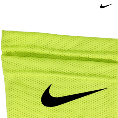 Pano amarelo-limão com textura porosa e logo Nike preto