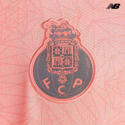 Símbolo bordado FCP em tecido cor-de-rosa com logótipo NB