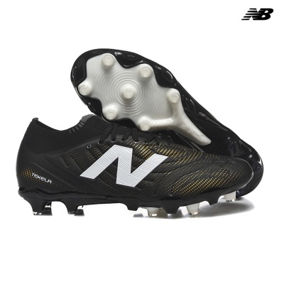 Chuteiras de futebol negras com detalhes dourados e logótipo branco