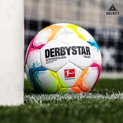 Bola de futebol colorida DERBYSTAR BUNDESLIGA em relva junto a poste de baliza