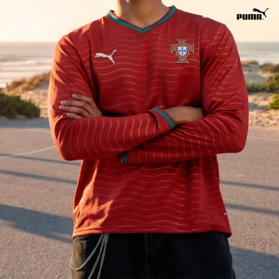 Camisola vermelha de manga comprida com logo Puma e brasão de Portugal