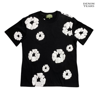 T-shirt preta com estampas brancas de círculos irregulares e gola redonda
