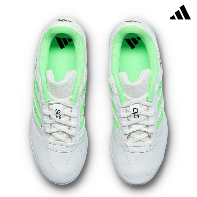 Par de ténis desportivos Adidas brancos com detalhes verdes visto de cima