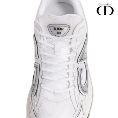 Ténis desportivo branco com detalhes cinzentos e etiqueta DIOR B30