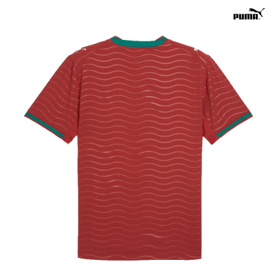 T-shirt desportiva vermelha com padrão ondas, detalhes verdes nos punhos e gola e logotipo Puma