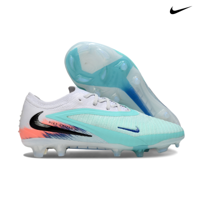 Chuteiras de futebol Nike branco, azul claro e preto com sola translúcida azul
