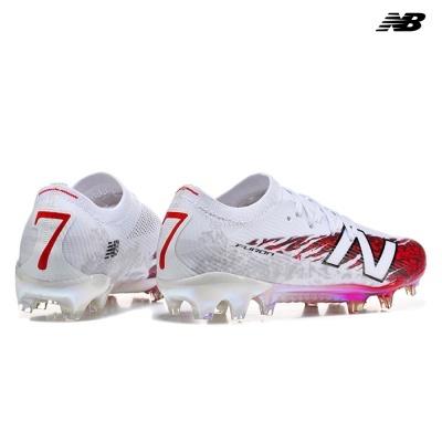 Chuteiras de futebol brancas com detalhes vermelhos e pretos e sola translúcida